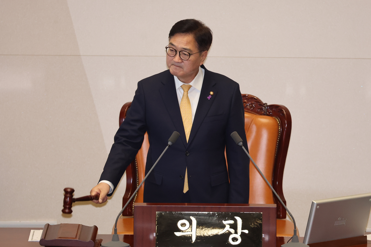 우원식 국회의장이 10일 오후 국회 본회의를 개회하고 있다. [연합]