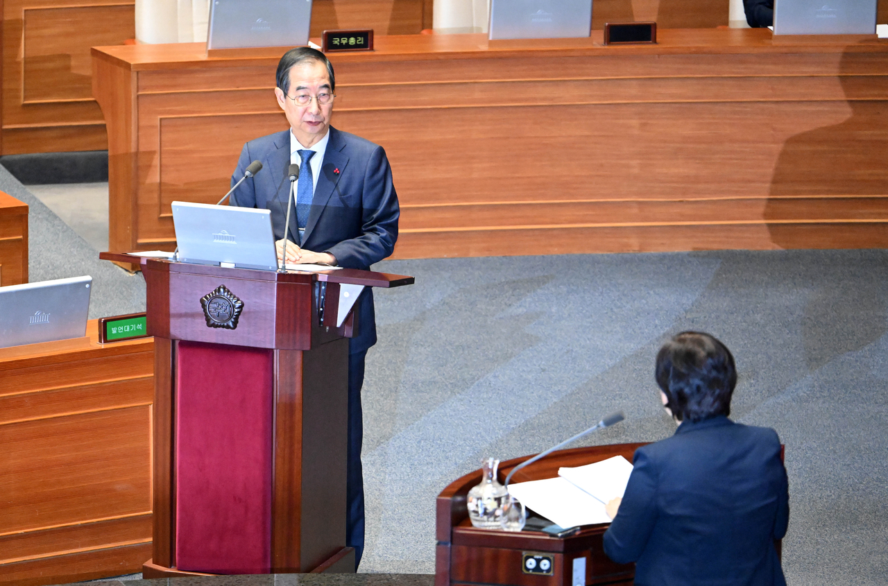 고개 숙인 한덕수 총리와 국무위원들