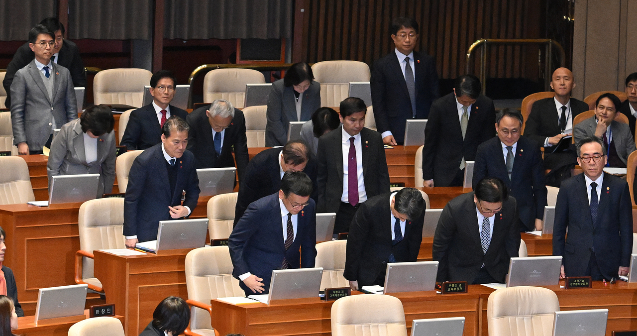 고개 숙인 한덕수 총리와 국무위원들