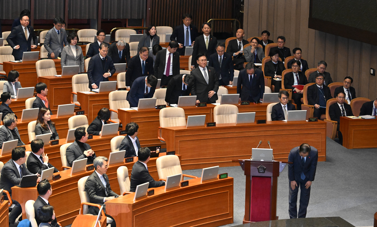 고개 숙인 한덕수 총리와 국무위원들