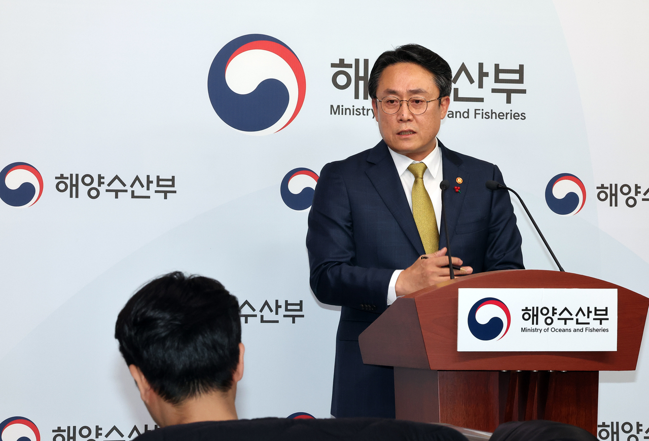 강도형 해양수산부 장관이 지난 3일 정부세종청사 해수부 기자실에서 ‘글로벌 거점항만 구축전략’에 대해 설명하고 있다. [연합]