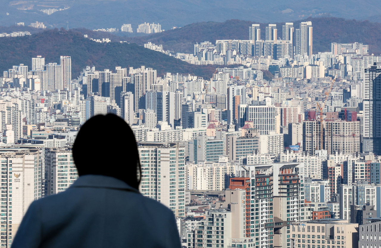 서울 중구 남산에서 바라본 서울 시내 주택과 아파트 단지의 모습. [연합]