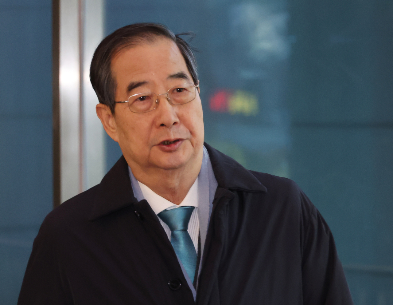 윤석열 대통령 탄핵 소추안 가결 가능성이 높아지면서 권한대행 1순위인 한덕수 국무총리의 거취에 관심이 몰린다. 한 총리가 가 지난 6일 서울 종로구 정부서울청사로 출근하고 있다. [연합]