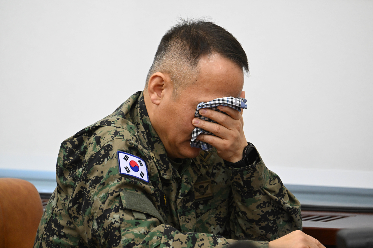 이상현 육군 특수전사령부 제1공수특전여단장이 10일 오전 서울 여의도 국회에서 열린 국방위원회 전체회의에서 눈물을 흘리고 있다. 임세준 기자