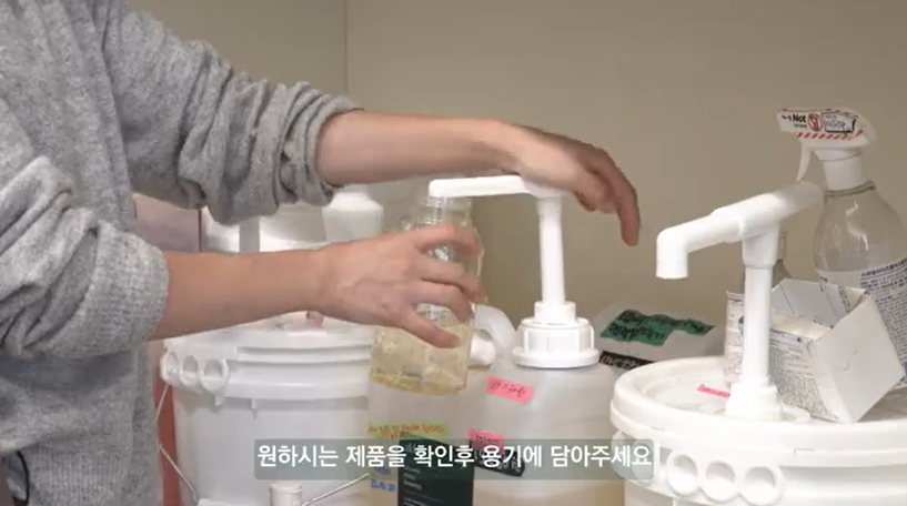 서울 한 제로웨이스트 가게에서 고객이 용기에 리필 화장품 담고 있다.[알맹상점 유튜브]
