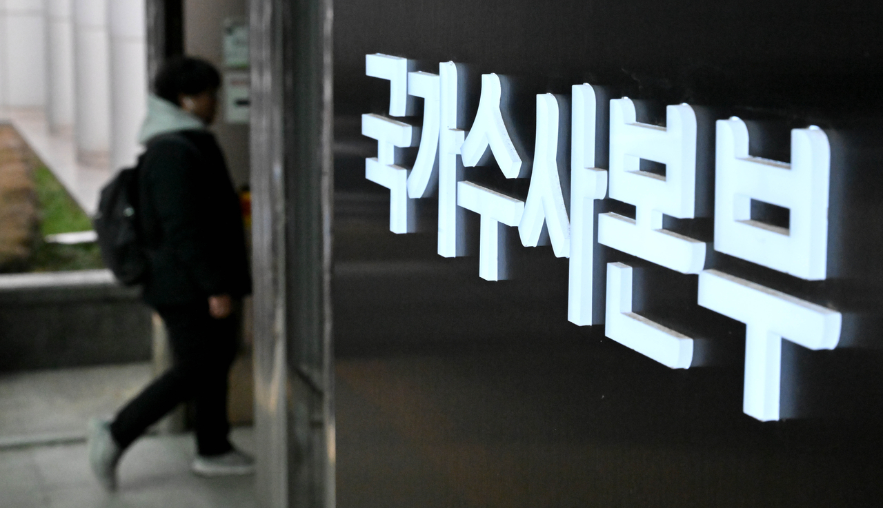 경찰 국가수사본부 특별수사단이 11일 새벽 12·3 비상계엄 당시 국회 출입 통제에 관여한 조지호 경찰청장과 김봉식 서울경찰청장을 조사한 뒤 긴급체포했다. 이날 오전 서울 서대문구 국가수사본부에 한 직원이 들어서고 있다. 임세준 기자