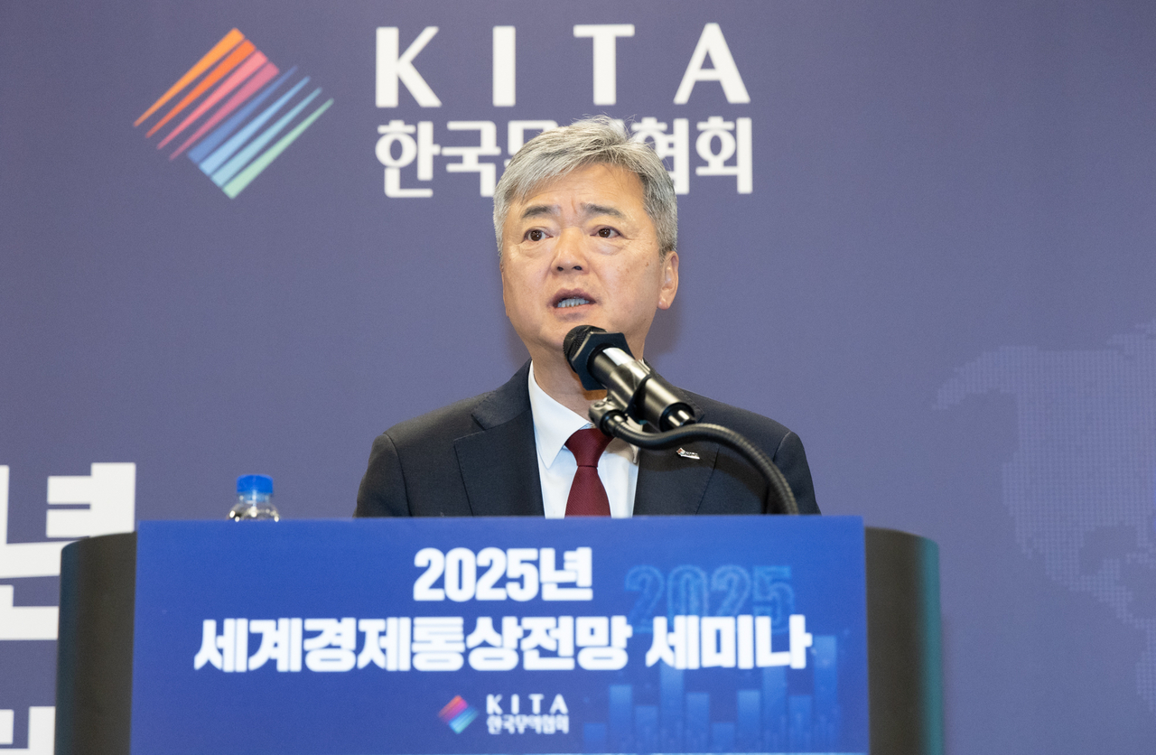 이인호 한국무역협회 부회장이 12일 서울 강남구 삼성동 코엑스에서 열린 ‘2025 경제통상 전망 세미나’에서 인사말을 하고 있다. [한국무역협회 제공]