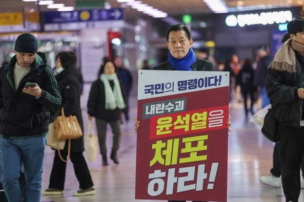 이재준 수원시장이 수원역에서 1인 시위를 하고있다.[이재준 시장 페북 캡처]
