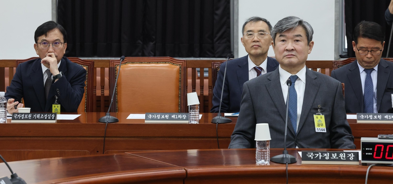 국가정보원 김남우 기조실장(왼쪽부터), 황원진 2차장, 조태용 국정원장, 윤오준 3차장이 7일 국회 정보위원회 전체회의에 출석한 모습. 불참한 홍장원 전 1차장의 자리가 비어 있다. [연합]