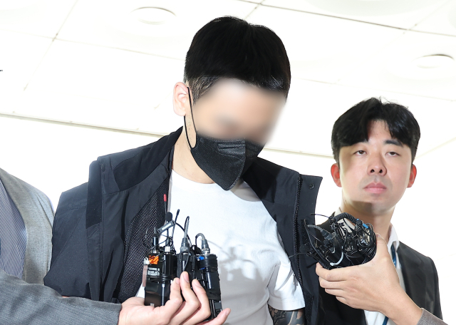 국가지정문화재인 경복궁 담장에 낙서하게 시킨 30대 남성. 강모씨. 연합뉴스