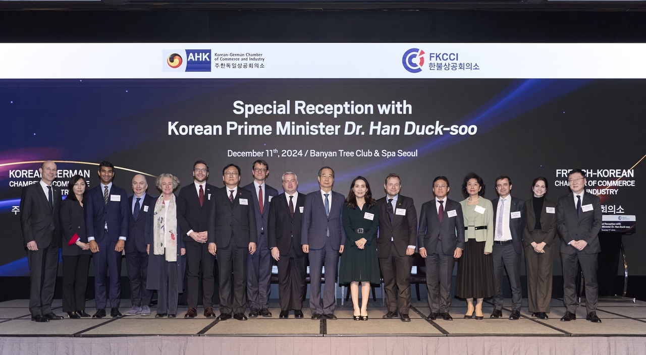 한덕수 국무총리가 11일 서울 중구 반얀트리 호텔에서 주한독일상공회의소, 한불상공회의소 소속 기업인들과 만나 기념촬영하고 있다. [주한독일상공회의소 제공]