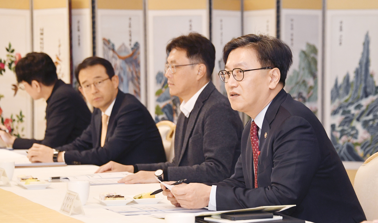 김범석 기획재정부 차관이 12일 오전 서울 종로구 정부서울청사에서 열린 ‘2차 경제금융상황 점검 전담반 회의’를 주재, 모두발언을 하고 있다. [기획재정부 제공]