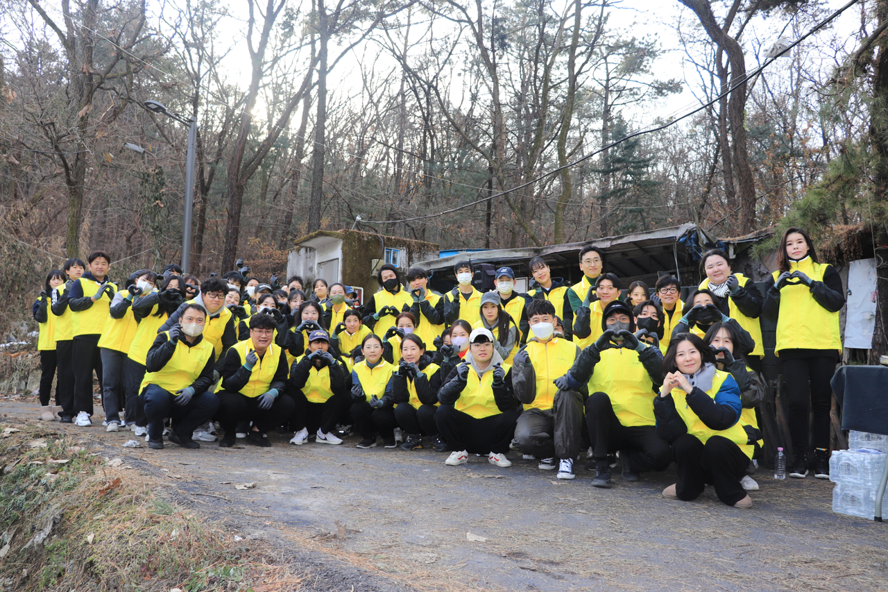 카카오의 사회공헌 플랫폼 카카오같이가치가 진행한 나눔활동에 참여한 참석자들이 기념사진을 찍고 있다. [카카오 제공]