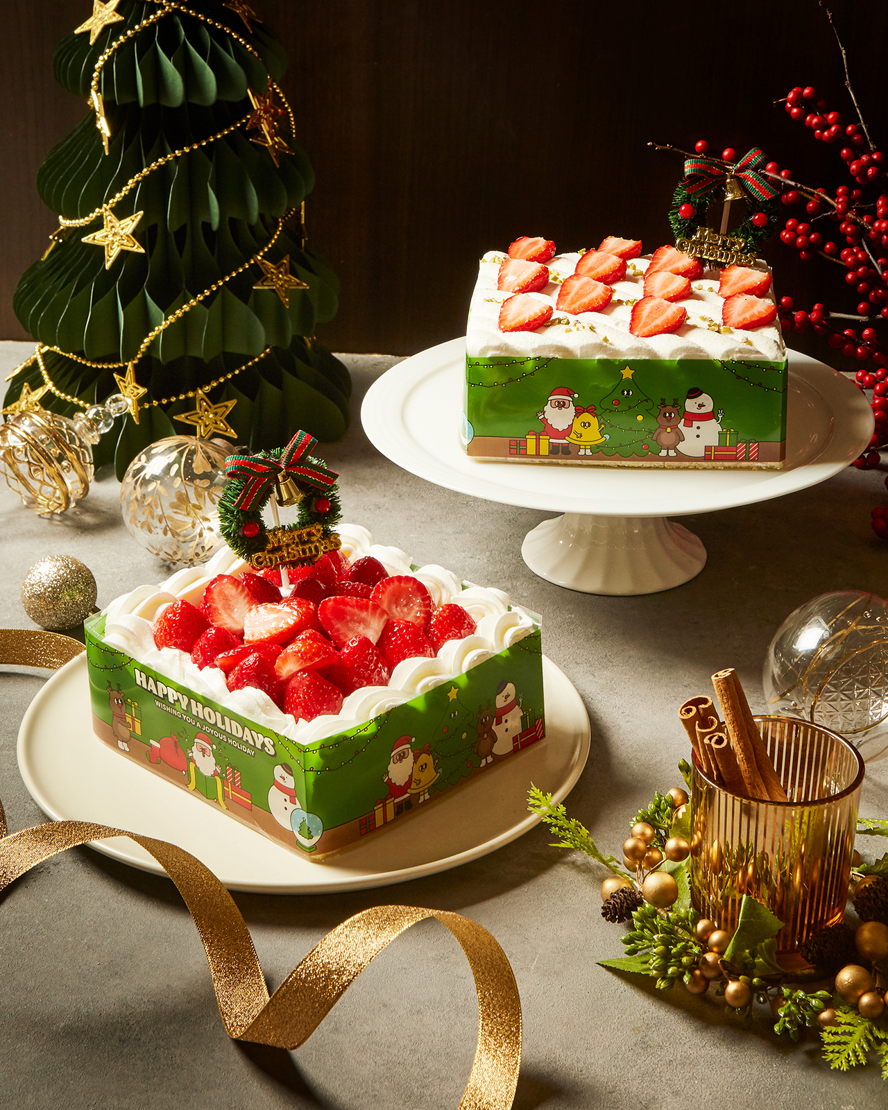 신세계푸드가 크리스마스 시즌 한정으로 선보인 ’X-mas 딸기쇼트케이크(아래)’와 ‘피스타치오 딸기 케이크(위)’ [신세계푸드 제공]