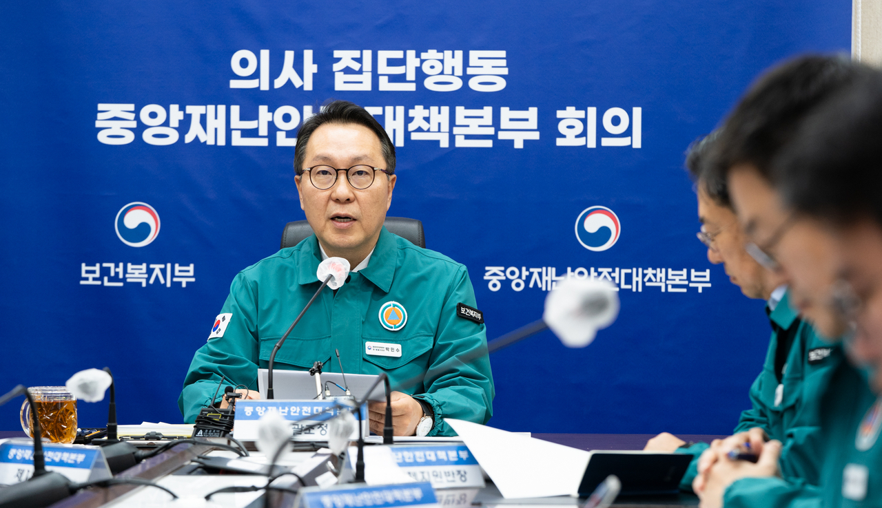 박민수 보건복지부 제2차관이 12일 정부세종청사에서 의사 집단행동 중앙재난안전대책본부 회의를 주재하고 있다.[보건복지부 제공]