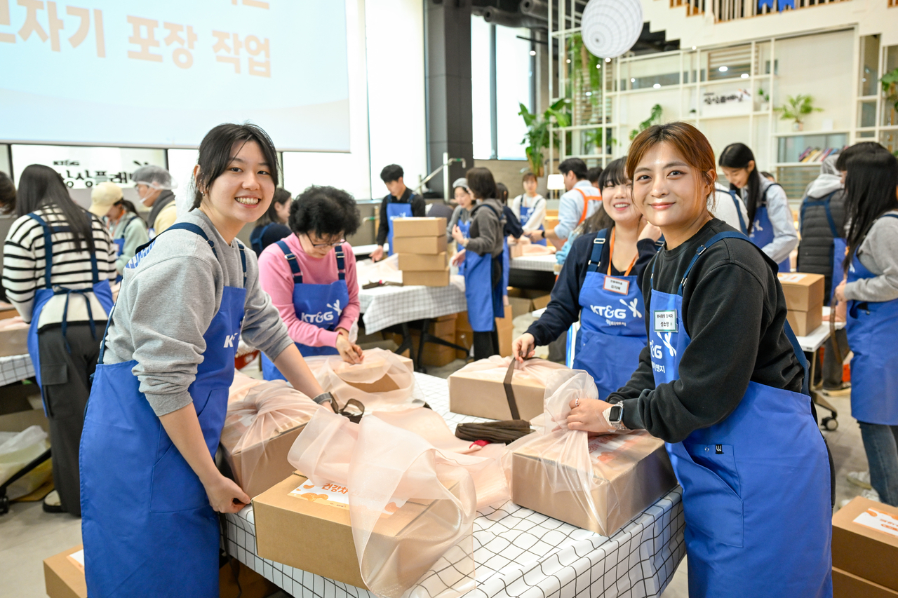 KT&G가 취약계층의 겨울나기를 돕는 ‘상상나눔 ON-情 건강차 세트 기부 봉사활동’을 지난 10일 펼쳤다. 봉사활동 참가자들이 건강 차 세트를 포장하고 있다. [KT&G 제공]