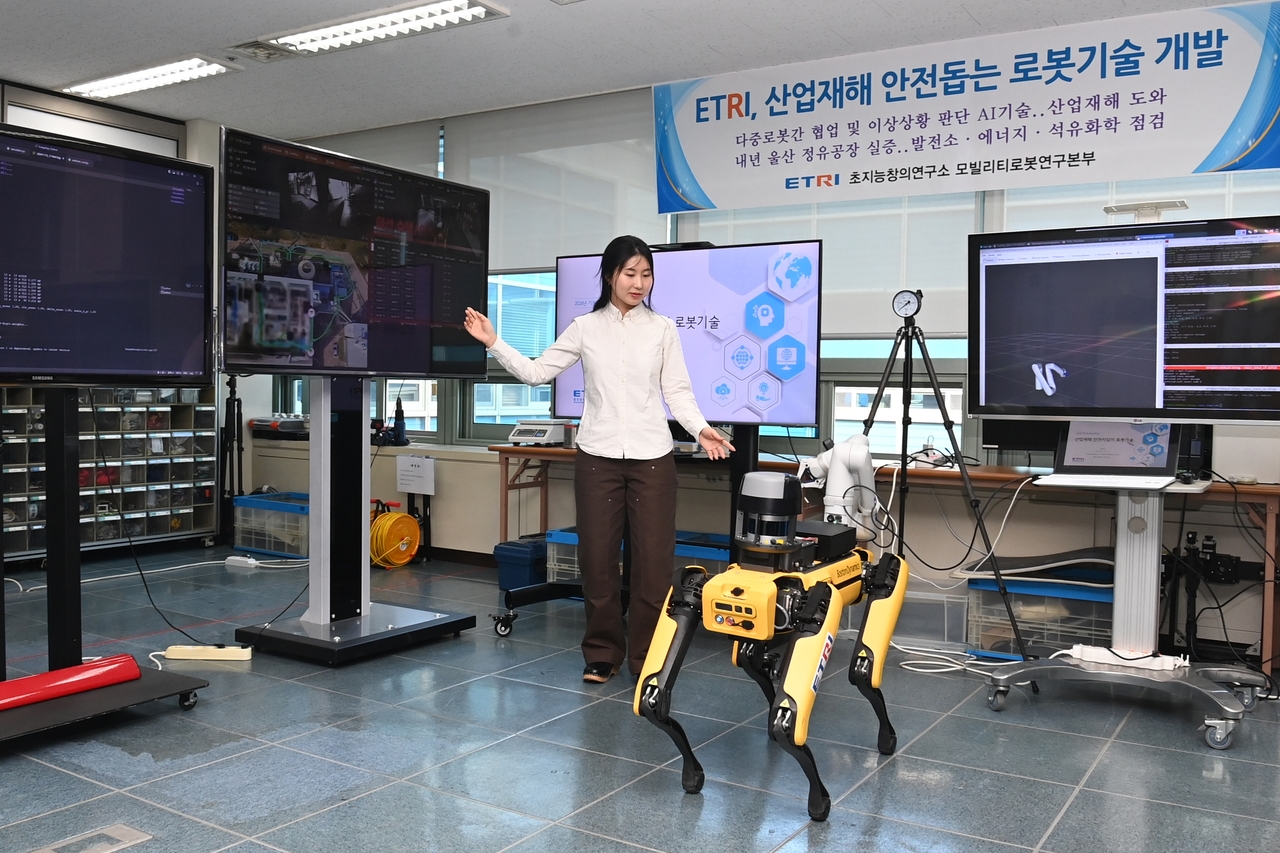 ETRI 연구진이 개발한 산업재해 예방 로봇기술을 시연하고 있다.[ETRI 제공]