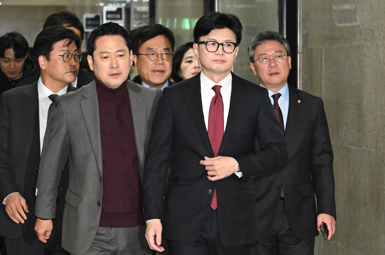 한동훈(앞줄 가운데) 국민의힘 대표가 12일 오전 서울 여의도 국회에서 비공개로 열린 최고위원회의에 참석하고 있다. 임세준 기자