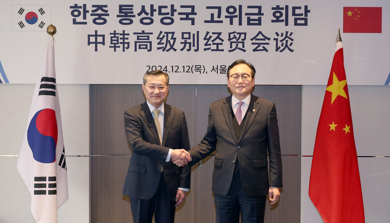 정인교(오른쪽) 산업통상자원부 통상교섭본부장이 12일 서울 중구 롯데호텔에서 열린 한중통상당국 고위급 회담에서 리페이 중국 상무부 부부장과 기념촬영을 하고 있다.［산업통상자원부 제공］