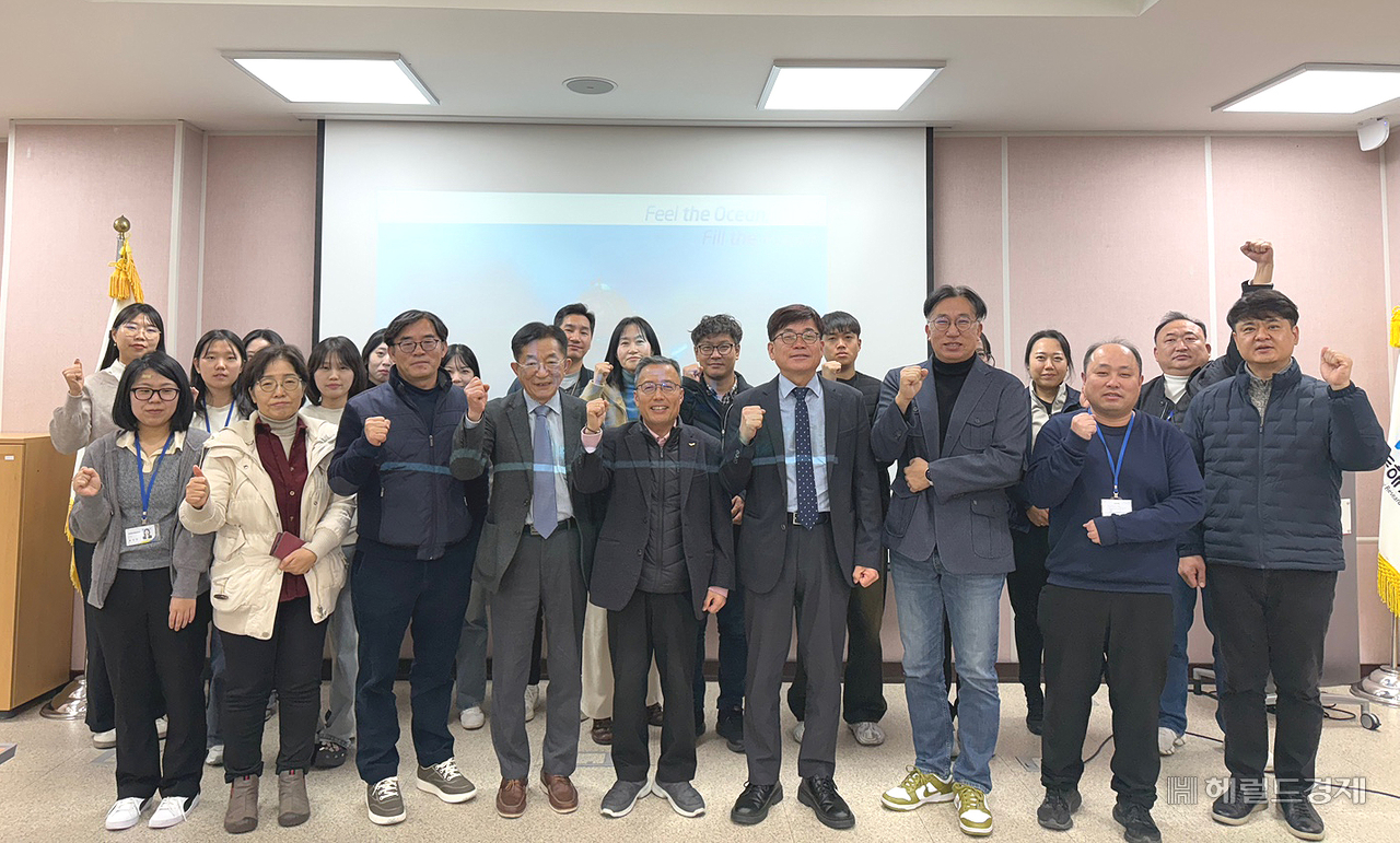 10일 환동해 연구원에서 열린 해양과학의 지속적 협력과 발전을 위한 경북해양과학단지(GMSP) 합동 세미나 참석자들이 기념사진을 찍으며 파이팅을 외치고 있다(과학관 제공)
