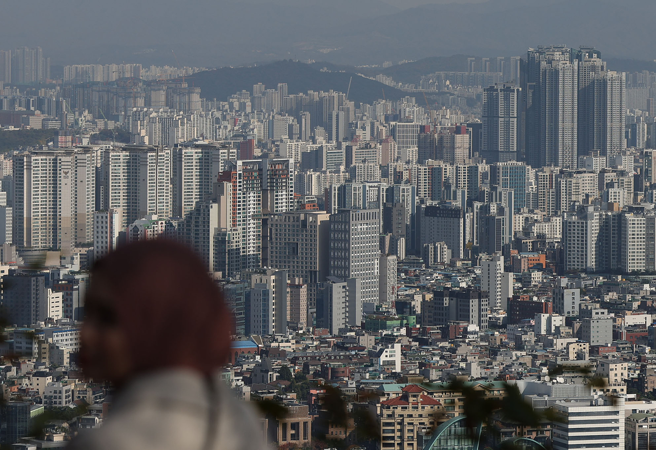 서울 남산에서 바라본 아파트 단지. [연합]