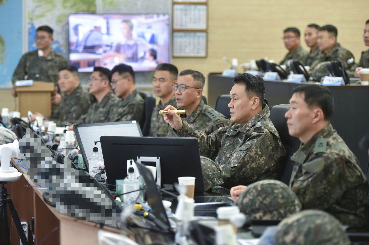 자료사진. 김명수 합참의장이 지난 3일 육군 1군단사령부에서 적의 다양한 도발에 대비한 대응계획과 현장·행동중심의 방공작전태세를 점검하고 있다. [합참 제공]