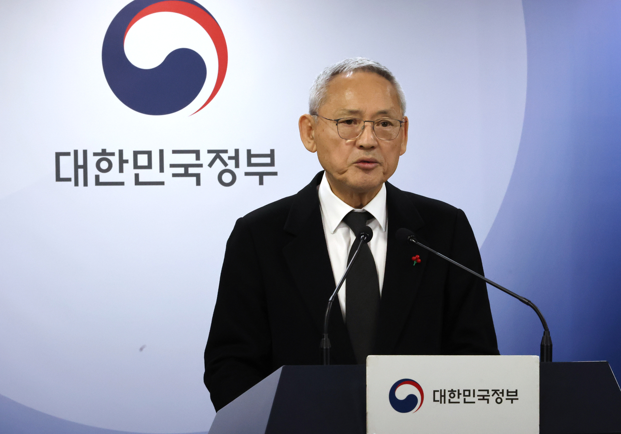 유인촌 문화체육관광부 장관이 10일 서울 종로구 정부서울청사에서 정부 대변인 자격으로 ‘국민께 드리는 당부 말씀’을 발표하고 있다. [연합뉴스]