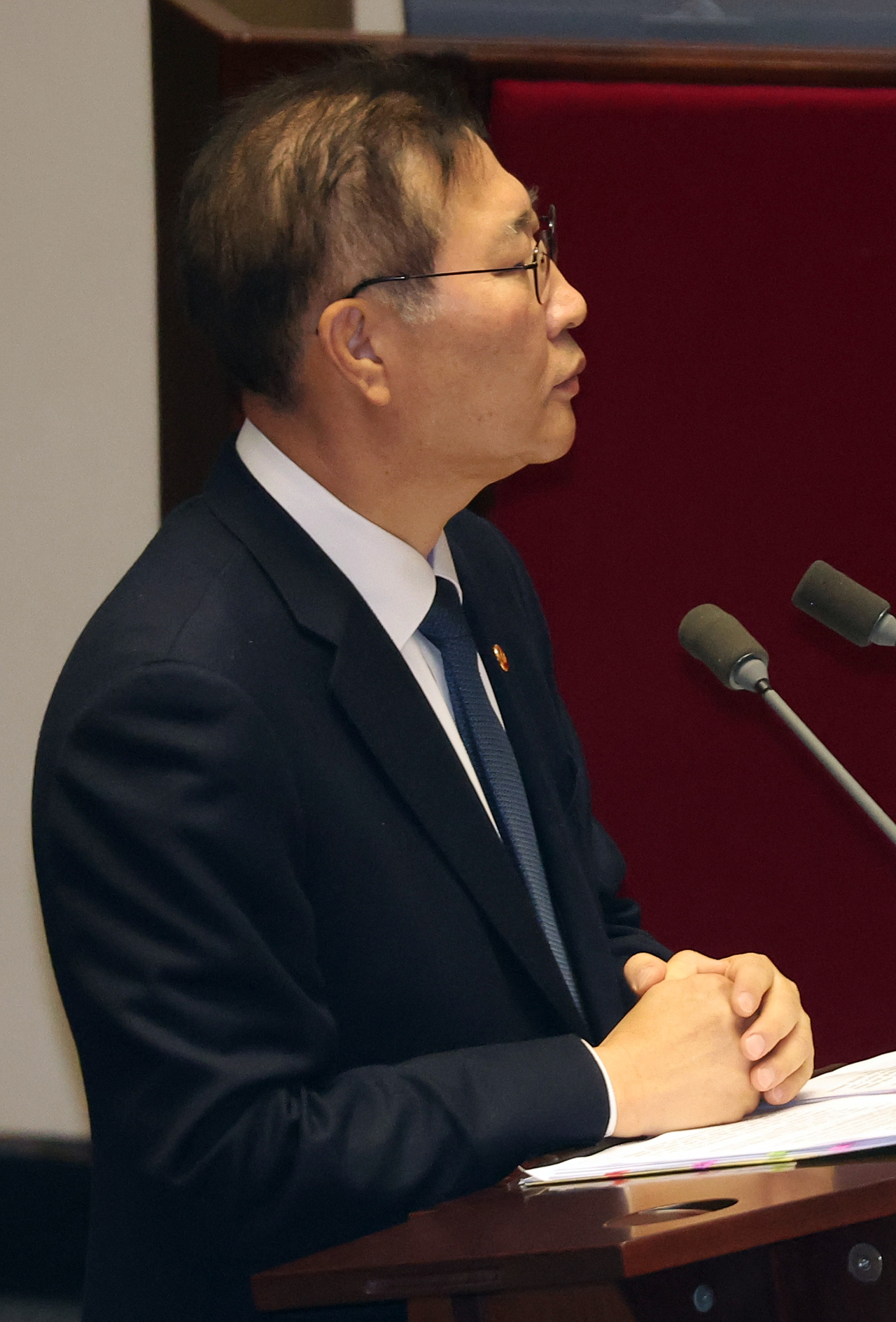 박성재 법무부 장관이 11일 오후 국회 본회의에서 진행된 ‘윤석열 대통령 위헌적 비상계엄 선포 내란행위 관련 긴급현안질문’에서 국민의힘 윤상현 의원의 질문에 답하고 있다. [연합]
