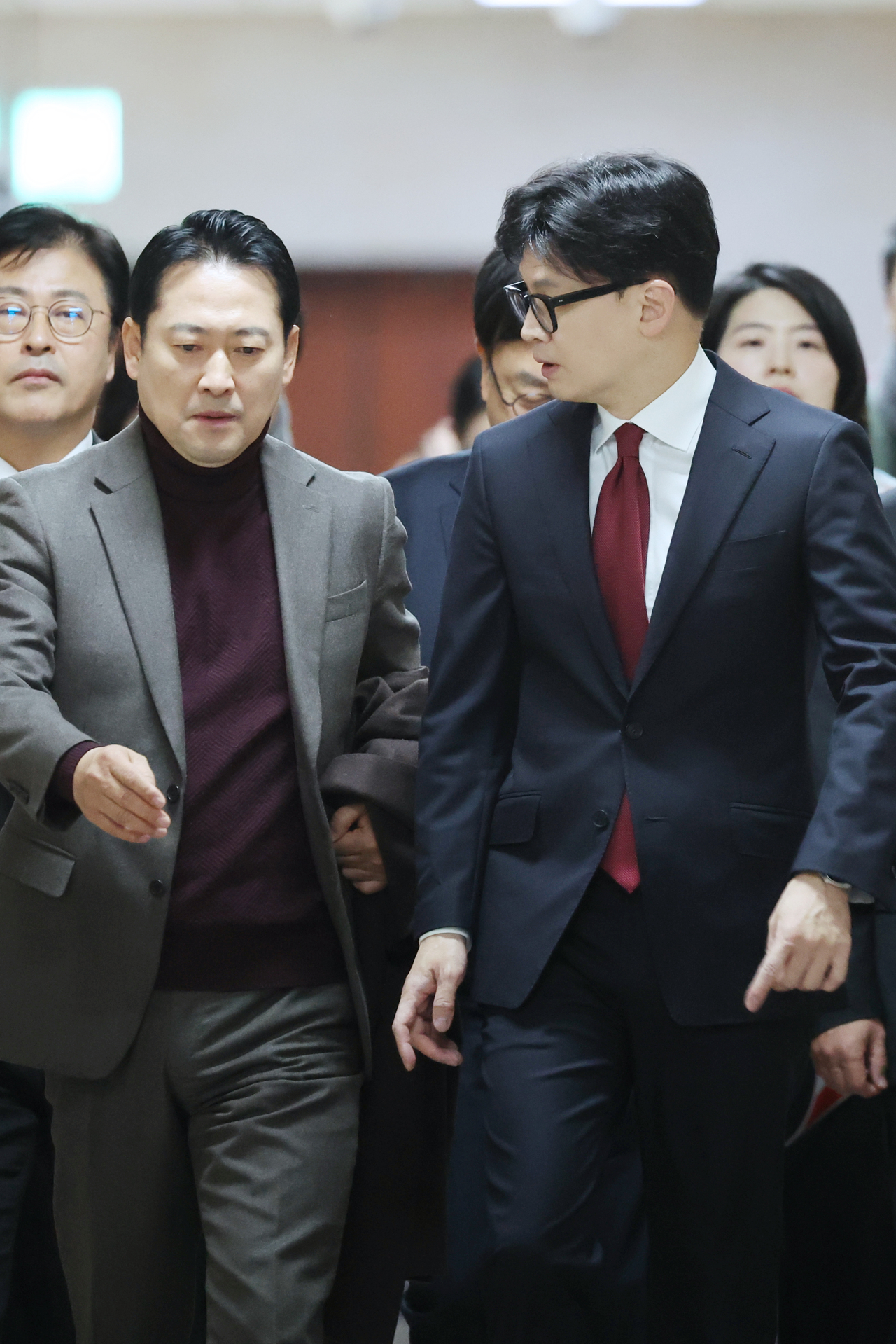 한동훈 국민의힘 대표와 장동혁 최고위원이 12일 오전 서울 여의도 국회에서 열린 비공개 최고위원회의에 참석하며 대화하고 있다. [연합]