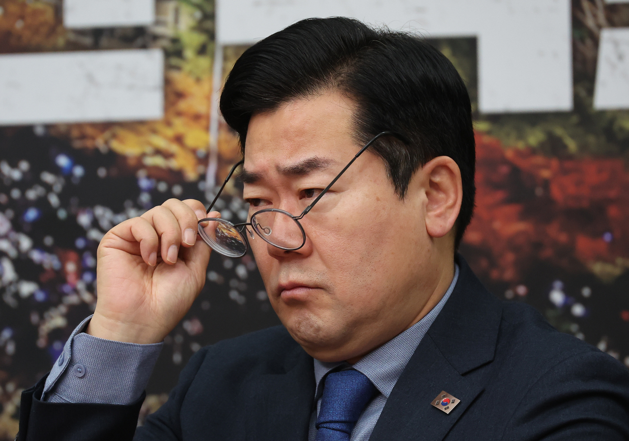 더불어민주당 박찬대 원내대표가 12일 오전 서울 여의도 국회에서 열린 최고위원회의에서 안경을 쓰고 있다. [연합]