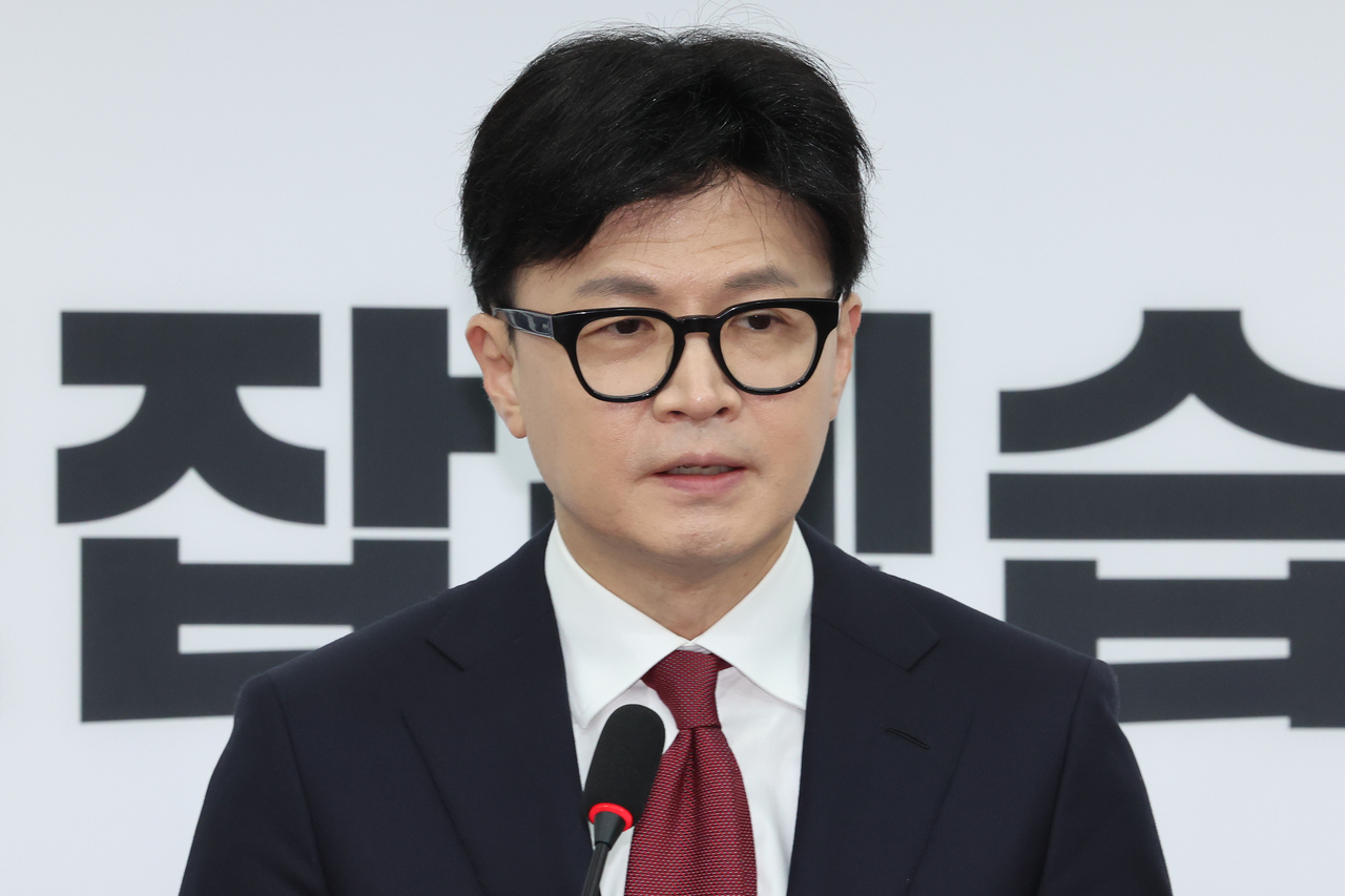 한동훈 국민의힘 대표가 12일 오전 서울 여의도 국회에서 윤석열 대통령 탄핵과 관련한 긴급 기자회견을 하고 있다. [연합]