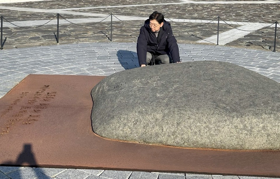 김경수 전 경남지사가 12일 경남 김해 봉하마을을 찾아 노무현 전 대통령님 묘역을 참배하고 있다. [김 전 지사 측 제공]