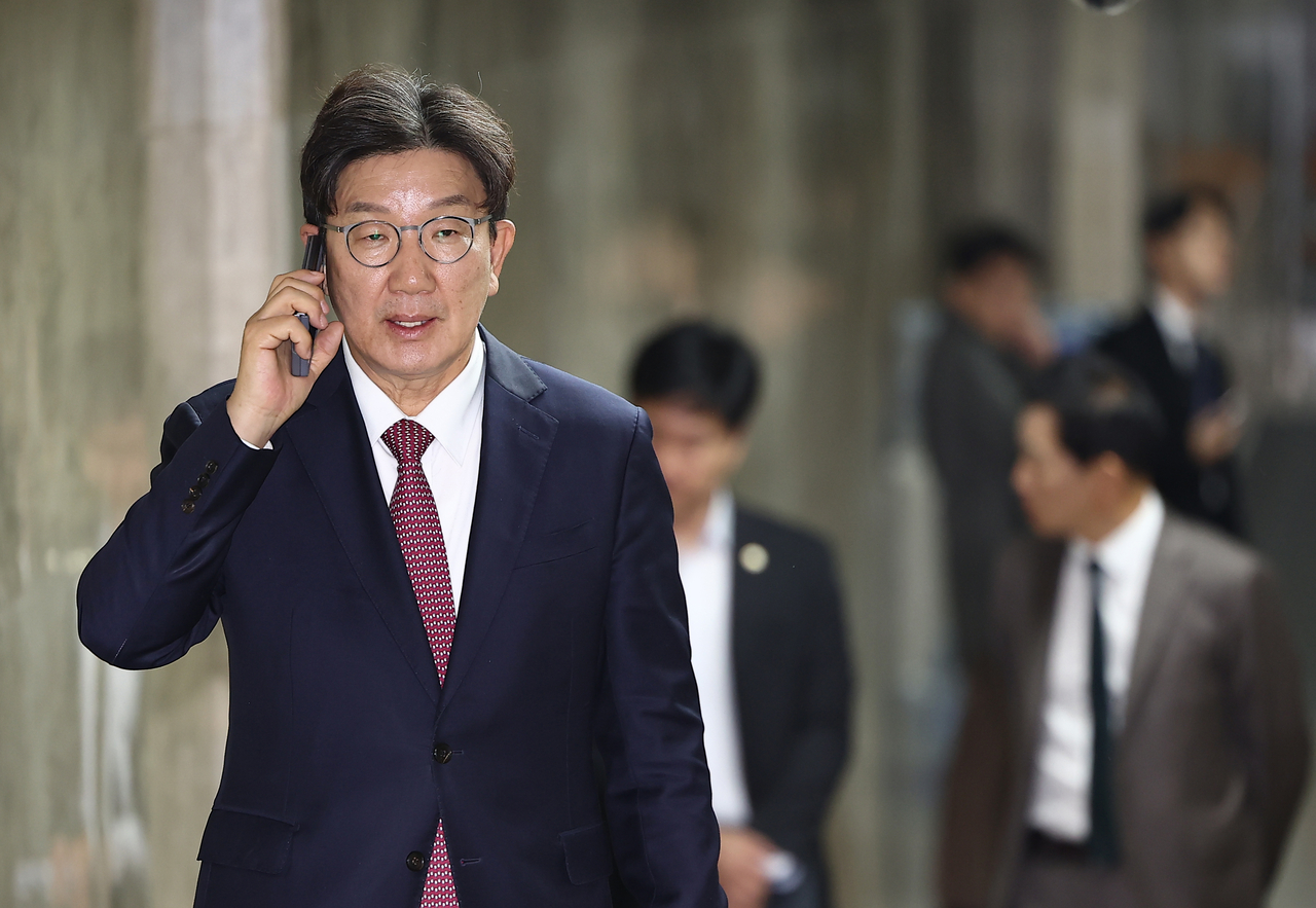 국민의힘 권성동 새 원내대표가 12일 국회에서 누군가와 전화 통화를 하고 있다. [연합]