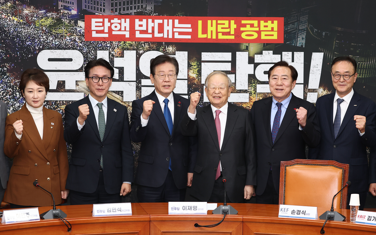더불어민주당 이재명 대표가 12일 오후 국회에서 열린 경제단체 긴급 간담회에서 김기문 중소기업중앙회장, 손경식 경총회장, 송치영 소상공인연합회장과 기념촬영을 하고 있다. [연합]