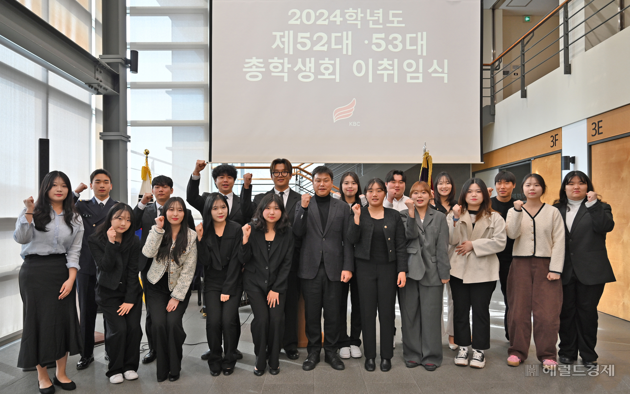 경북전문대학교가 제52·53대 총학생회 이·취임식후 단체 기념사진을 찍고 있다