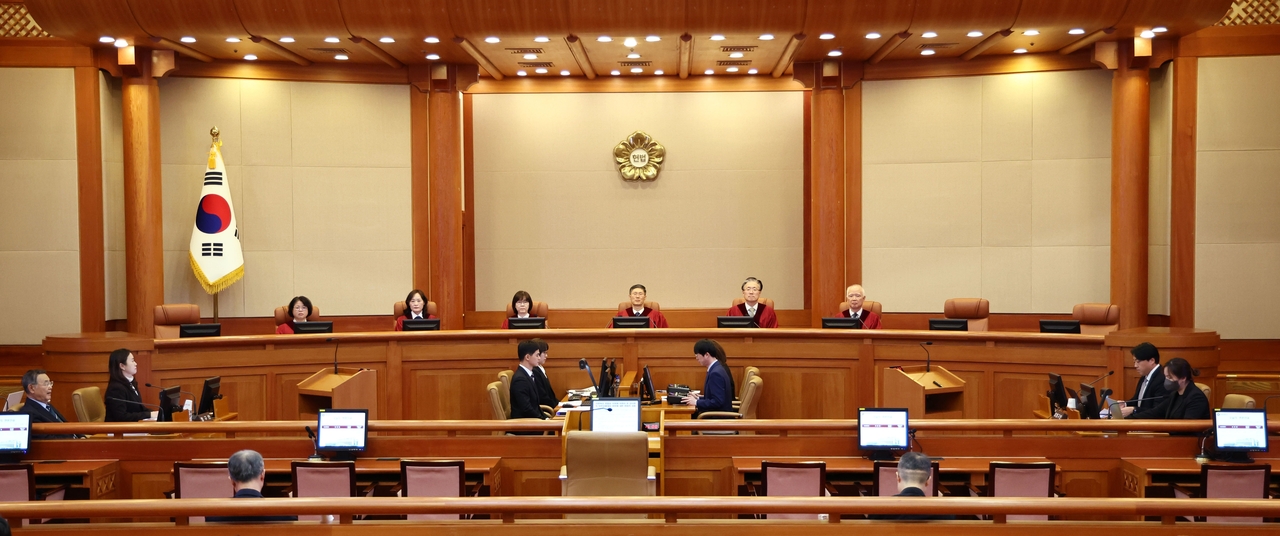 문형배 헌법재판소장 권한대행과 재판관들이 지난 10일 오후 서울 종로구 헌법재판소 대심판정에서 열린 선거관리위원회 ‘채용비리 감사’ 권한쟁의심판 공개변론에 입장해 착석해 있다. 재판관 9명 중 3명의 자리가 비어있다. 왼쪽부터 김복형, 정정미, 이미선, 문형배, 김형두, 정형식 헌법재판관  [연합]