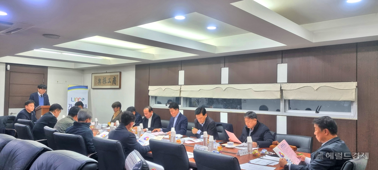 경북전문대학교(총장 최재혁) LINC 3.0 사업단이 영주상공회의소에서 ‘가족회사 네트워킹 워크숍’ 개최했다(경북전문대 제공)