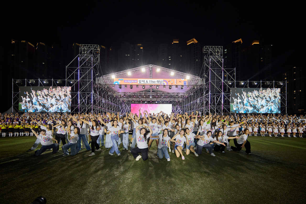 지난 9월 7일 하남종합운동장에서 열린 ‘뮤직 人 The 하남’에 참여한 예술인들이 환상적인 퍼포먼스로 시민들의 박수갈채를 받고 있다