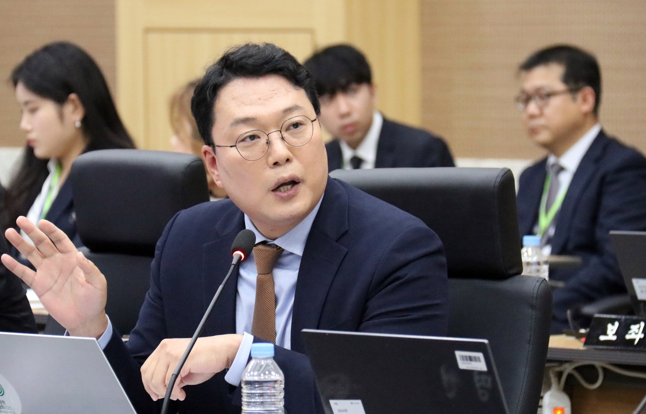 국회 기획재정위원회  소속 개혁신당 천하람 의원이 18일 정부대전청사 대회의실에서 열린 조달청·관세청·통계청에 대한 국정감사에서 질의하고 있다. 2024.10.18  [연합]