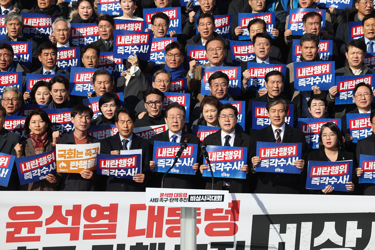4일 서울 여의도 국회 본청 앞 계단에서 열린 ‘윤석열 대통령 사퇴촉구 탄핵추진 비상시국대회’에서 더불어민주당 이재명 대표, 조국혁신당 조국 대표를 비롯한 야당 의원들이 구호를 외치고 있다. <연합뉴스>