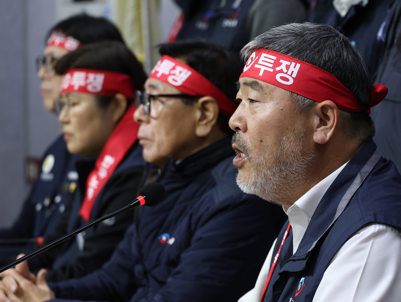 김동명 한국노총 위원장이 4일 오후 서울 여의도 한국노총에서 열린 109차 중앙집행위원회를 마친 뒤 윤석열 대통령의 퇴진 촉구하는 기자회견문을 낭독하고 있다. [연합]