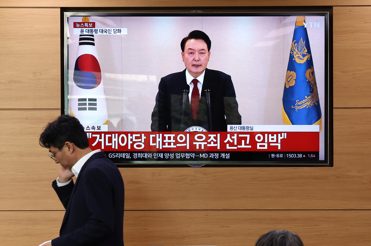 12일 오전 정부세종청사 농림축산식품부 기자실에서 열릴 예정이던 브리핑이 윤석열 대통령의 담화로 잠시 지연되고 있는 가운데 공무원들과 기자들이 TV를 통해 담화 내용을 지켜보고 있다. [연합]