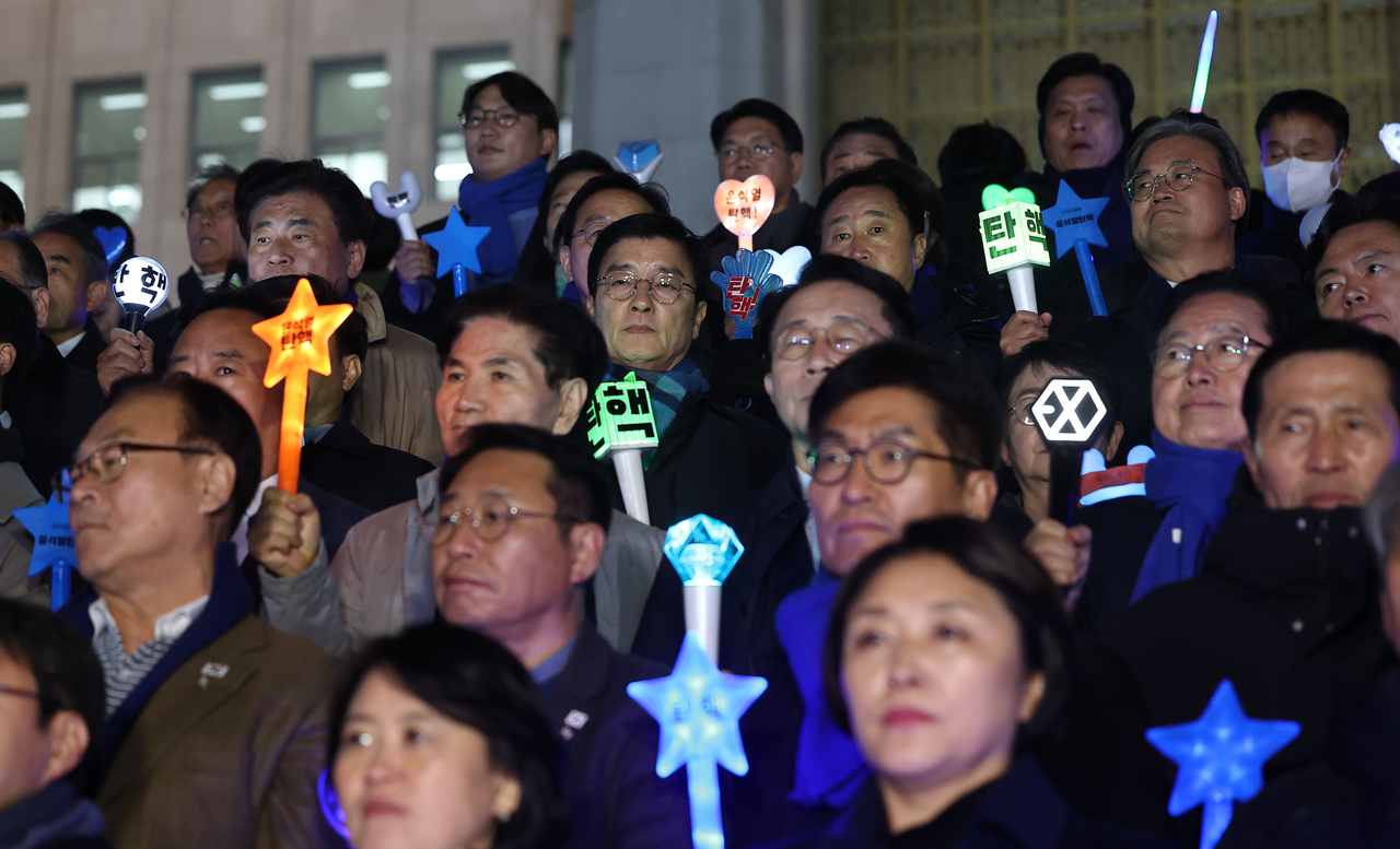 응원봉 든 민주당 의원들