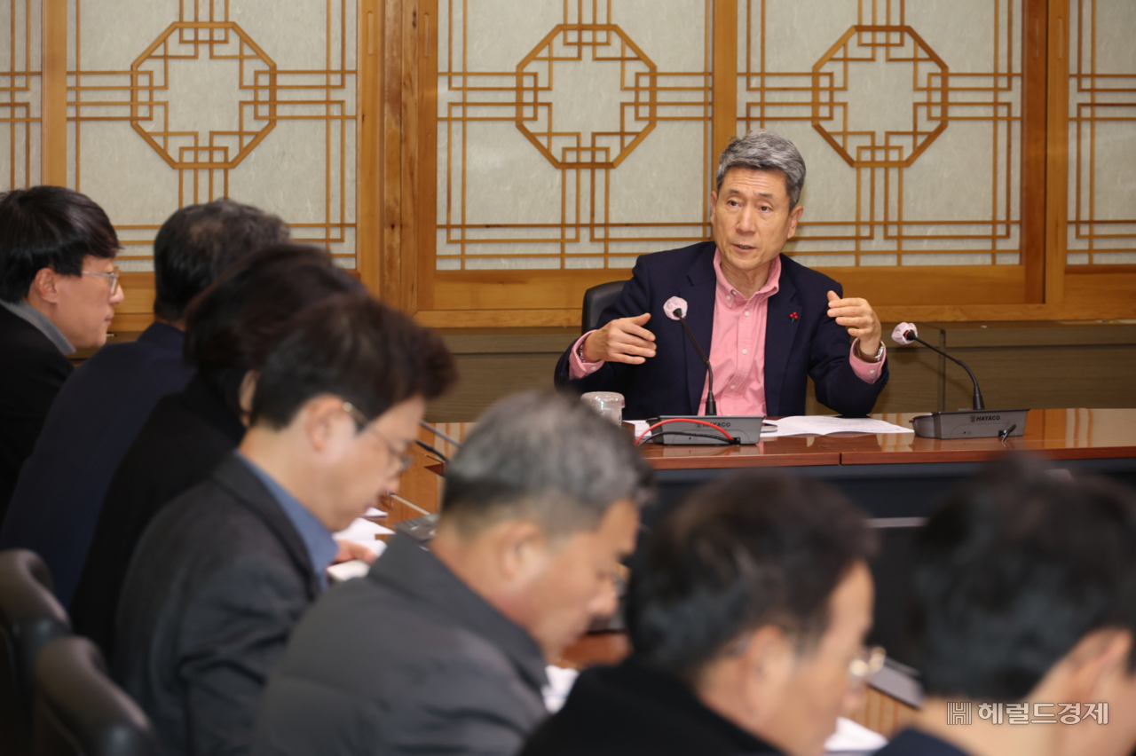 포항시는 14일 시청 중회의실에서 이강덕 시장 주재로 민생경제와 지역사회 안정을 위한 긴급회의를 개최했다. (포항시 제공)