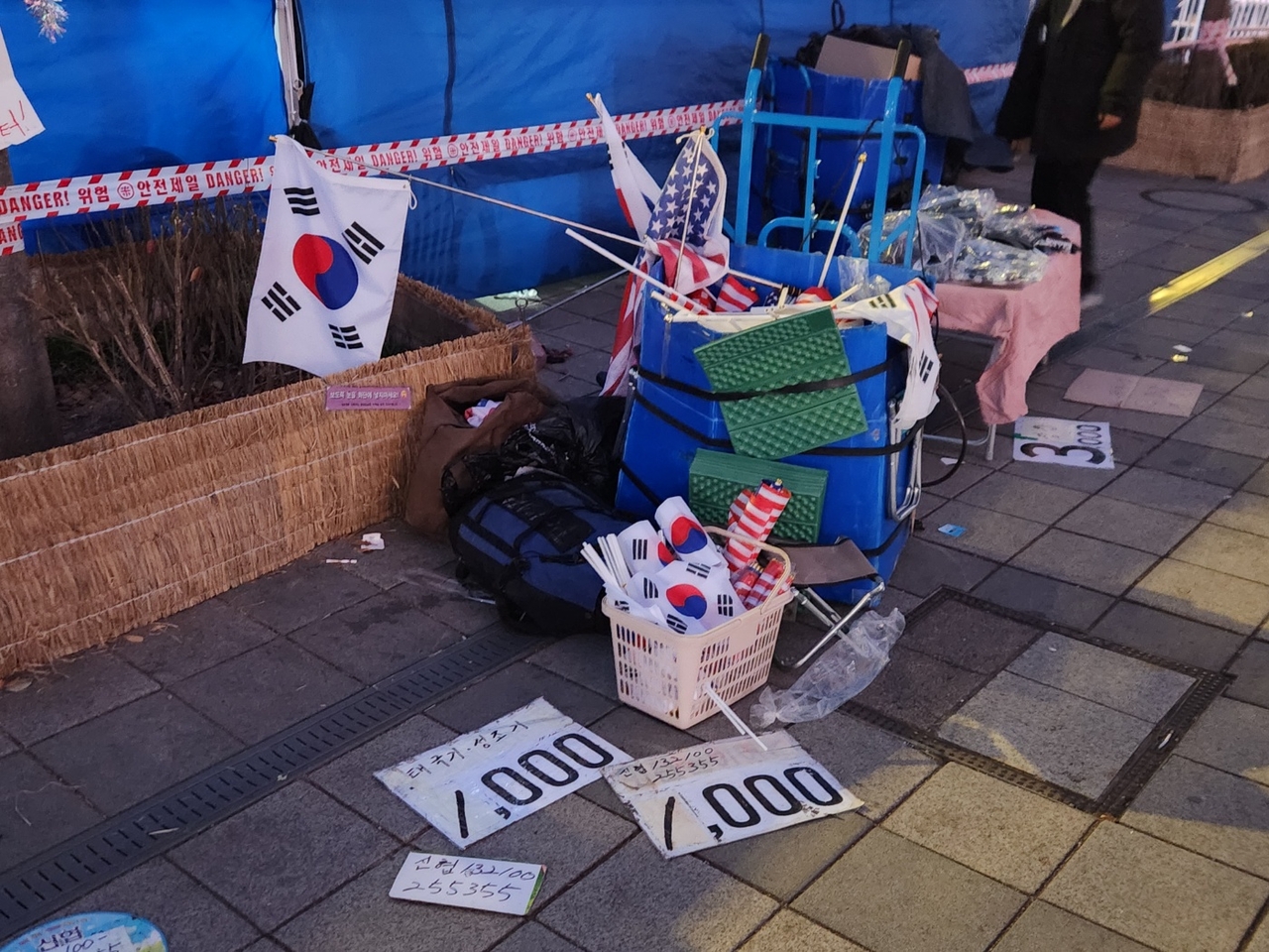 14일 윤석열 대통령 탄핵소추안이 가결된 후 탄핵 반대 집회 모습. 이영기 기자