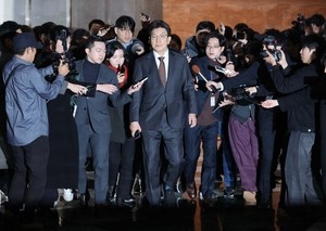 [헤럴드pic] 비상의원총회에 참석하는 권성동 국민의힘 원내대표