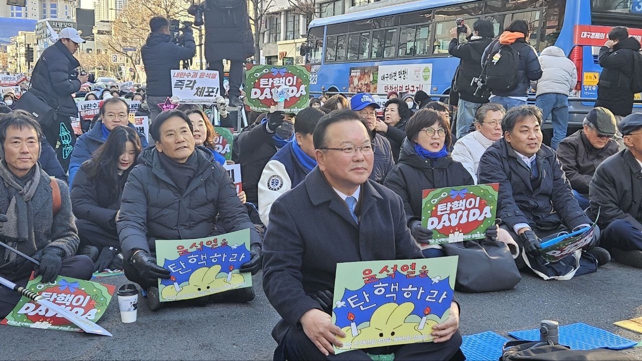 김부겸 전 국무총리가 14일 대구에서 열린 ‘윤석열 탄핵 촉구, 내란 동조 국민의힘 규탄 대구경북 제야당 비상시국대회’에 참석하고 있다.