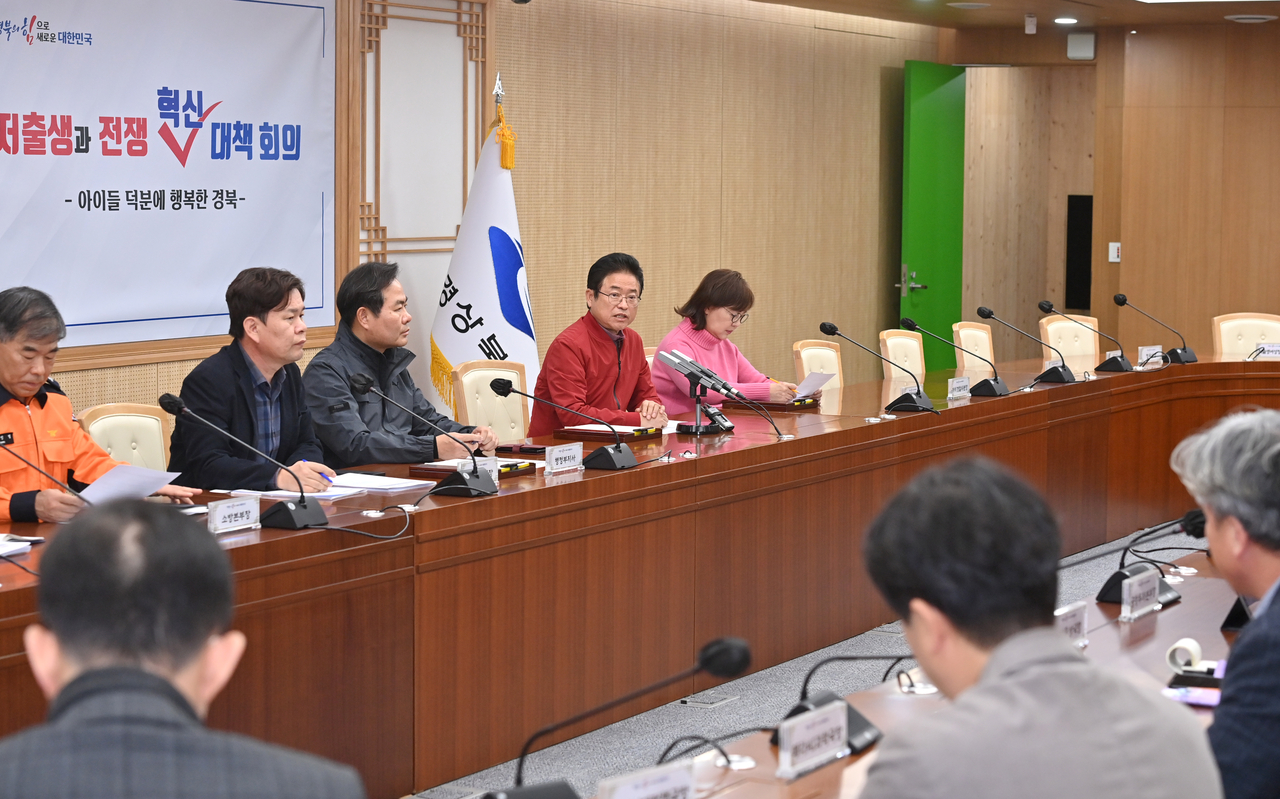 이철우 경북지사가 14일 대통령 탄핵 소추안 국회 의결 직후, 긴급 민생안정 대책회의를 열고 있다.[경북도 제공]