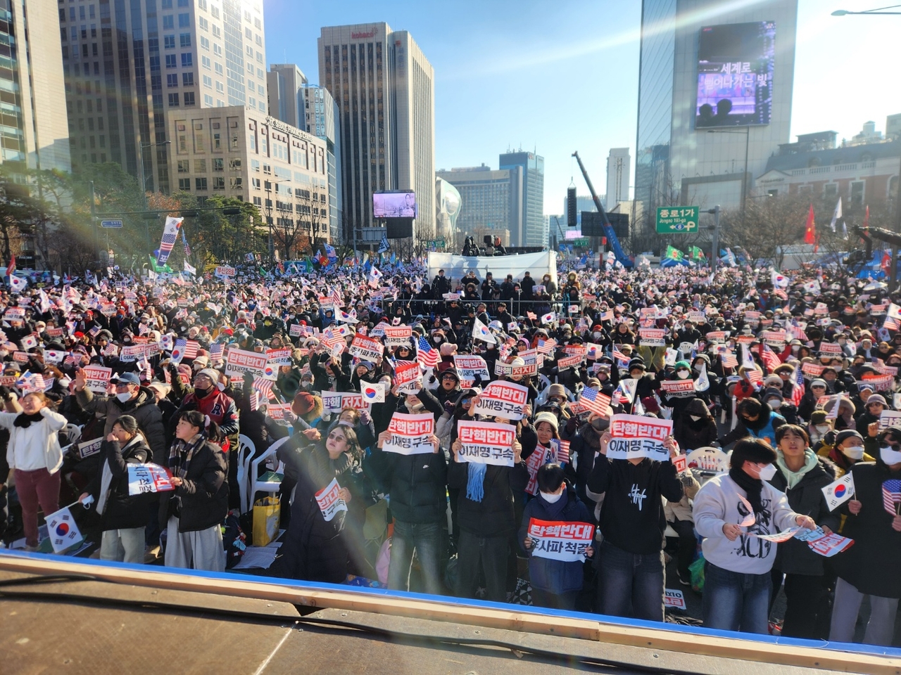 14일 서울 종로구 광화문 일대에서 윤석열 대통령 탄핵 반대를 위한 집회가 진행되고 있다. [이영기 기자/20ki@]