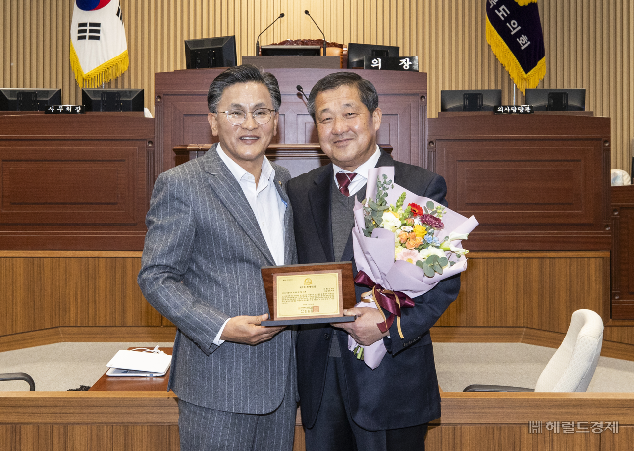 지난 11일 ‘2024 정명 의정 대상’을 수상한 이형식 의원(오른쪽)과 박성만 의장(왼쪽). (경북도의회 제공)
